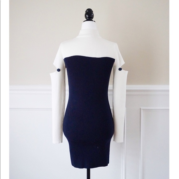 Open cleavage button design knit dress - Picture 2 of 5